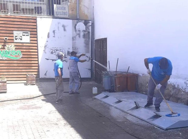 Çöp Konteynerleri yıkanarak dezenfekte ediliyor.