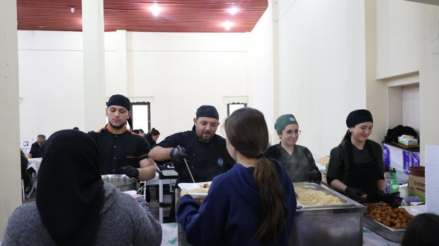 BELEDİYEMİZİN GELENEKSEL İFTAR SOFRASINDA HEMSEHRİLERİMİZ BİR ARADA ORUÇLARINI AÇIYOR