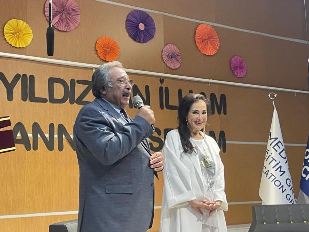 Belediye Başkanımız Sayın Mustafa Kenan Sarıtaş, kıymetli sanatçımız Sayın Türkan Şoray'a Sultan lakabı ile bilindiği için sultanların giydiği gücü temsil eden kaftan formunda Avanos'un geleneksel el sanatlarından Seramik takdim etti.