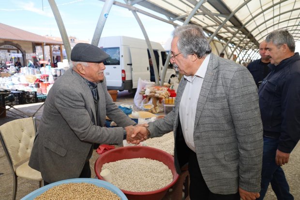 Belediye Başkanımız Sayın Mustafa Kenan Sarıtaş, Cuma günü pazaryerini ziyaret ederek esnaflarımızla ve hemşehrilerimizle tek tek sohbet etti.