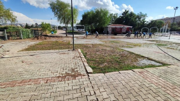 Belediyemize ait Evani Kır Bahçesi Düğün ve Etkinlik Alanınında sel taşkını sonucu oluşan hasar ve kirlilik belediye personellerimizin yoğun ve özverili çalışmaları sonucu giderilerek; alan, bu akşam ki düğün için hazır hale getirildi.