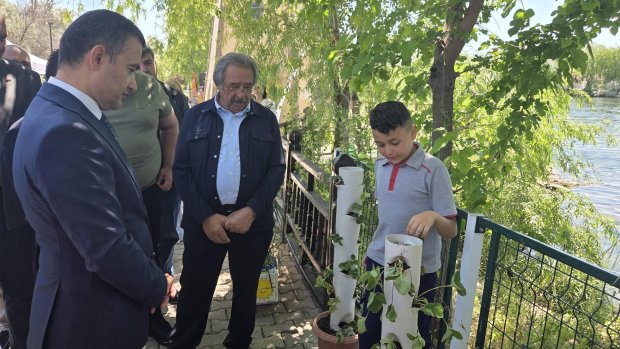 KALABA ATATÜRK İLKOKULUNUN DİKEY TARIM VE GERİ DÖNÜŞÜM YARIŞMALARINDA DERECEYE GİREN ÖĞRENCİLERE ÖDÜLLERİ TÖRENLE VERİLDİ