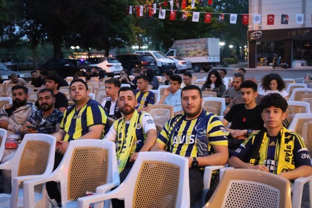 Dev ekranda maçı izleyen yüzlerce vatandaşımız, galibiyetle birlikte büyük bir coşku ve sevinç yaşadı.