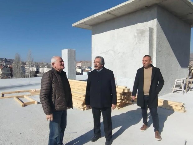 Belediye Başkanımız Sayın Mustafa Kenan Sarıtaş, inşaatı devam eden Avanos Hükümet Konağı çalışmalarını, inşaat sahasını gezerek yerinde inceledi ve çalışanlarla sohbet ederek kolaylıklar diledi.