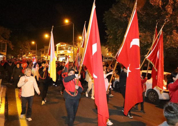 Cumhuriyet coşkusu meydanda yakılan sin sin ateşi ve çalınan marşlarla doyasıya kutlandı.