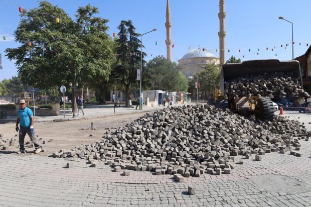 Avanos Çarşı Meydanı’nda, PTT önünden Çarşı Meydanı istikametine uzanan güzergahta, sıcak asfalt çalışmaları öncesinde kilit parke söküm çalışmalarına başlandı.