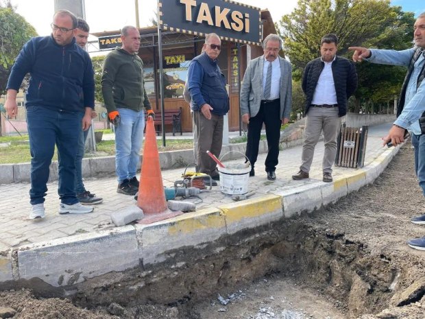 Belediye Başkanımız Mustafa Kenan Sarıtaş Belediye ekiplerimiz tarafından, ilçemiz Kapadokya ve Zelve caddesinde sıcak asfalt çalışması öncesi zemin hazırlığı ve kaldırım tamiratı çalışmasını yerinde inceledi.