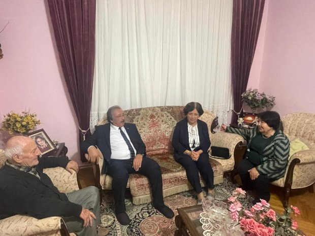 Belediye Başkanımız Sayın Mustafa Kenan Sarıtaş, kıymetli eşi Sayın Cahide Sarıtaş Hanımefendi ile birlikte 24 Kasım Öğretmenler Günü dolayısıyla ilçemizin eğitim hayatına yıllarca emek vermiş, emekli öğretmenlerimizi ziyaret etti.
