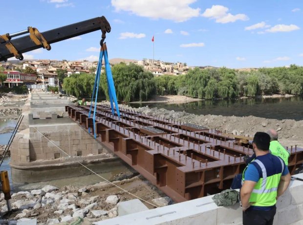Tarihi Taş Köprü’müze Kavuşmaya Az kaldı! Tarihi Taş Köprü’müzün Çelik Bağlantılarının Montajına Başlandı.