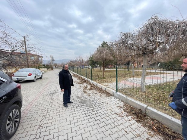 Belediyemiz, pazar günü de ağaç dikim çalışmalarını yoğun bir şekilde sürdürdü.