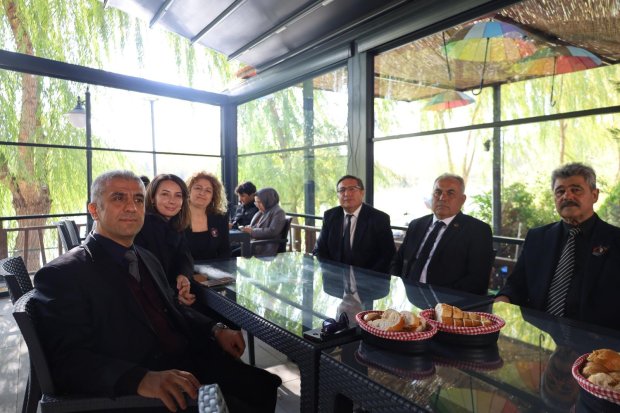 10 Kasım Atatürk’ü Anma Günü programını büyük bir özveriyle hazırlayan Avanos Anadolu Lisesi öğretmenleri ve öğrencileri, anma programının ardından Belediyemiz Sosyal Tesislerinde misafir edildi.