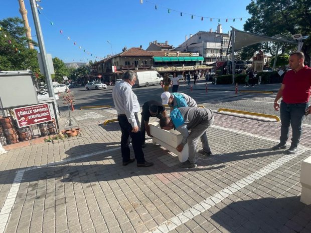 Belediyemizin çarşı merkezinde başlattığı yayalaştırma ve trafiği sınırlandırma çalışmalarının ardından, bölgenin estetik görünümünü de desteklemek üzere çarşı merkezine dekoratif çiçek saksıları temin edilerek yerleştirilmeye başlandı.