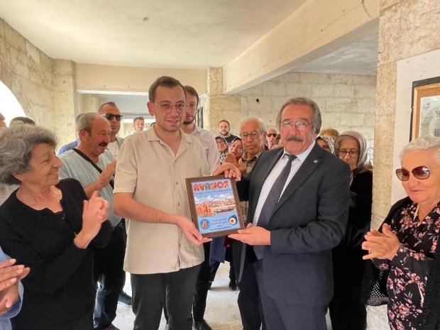Belediye Başkanımız Mustafa Kenan Sarıtaş, Limba Cafe isimli işyerinin açılış kurdelesini kesip, hayırlı olsun dileklerinde bulundu.