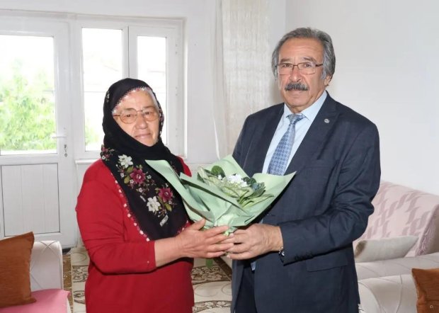 Başkanımız Anneler Günü Münasebetiyle Fedakar Annelerimizi Evlerinde Ziyaret Etti