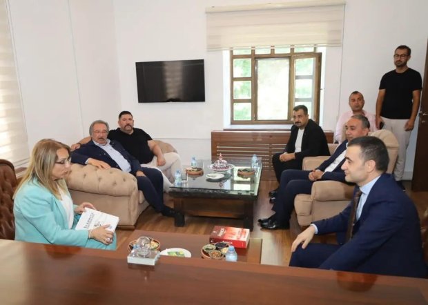 Belediye Başkanımız, Nevşehir Milletvekilimiz ve MHP Grup Başkan Vekili Prof. Dr. Filiz Kılıç ile birlikte Avanos Kaymakamımız Osman Bilici'yi ziyaret etti.
