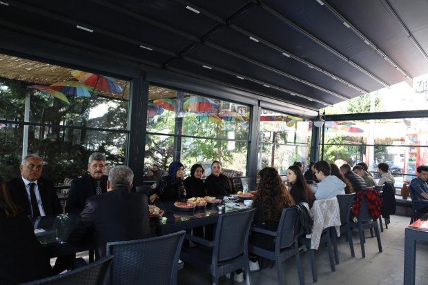 10 Kasım Atatürk’ü Anma Günü programını büyük bir özveriyle hazırlayan Avanos Anadolu Lisesi öğretmenleri ve öğrencileri, anma programının ardından Belediyemiz Sosyal Tesislerinde misafir edildi.