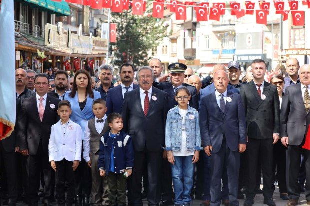 Avanos’ta 23 Nisan Ulusal Egemenlik ve Çocuk Bayramı, Çelenk Sunumu ve Kortej Yürüyüşü ile Başladı
