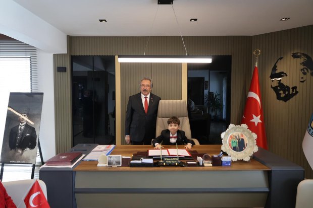BELEDİYE BAŞKANIMIZ BAŞKANLIK KOLTUĞUNU ÇOCUKLARA DEVRETTİ