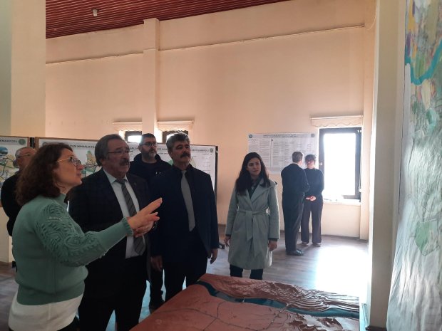 Belediye Başkanımız Sn. Mustafa Kenan Sarıtaş, Gazi Üniversitesi Şehir ve Bölge Planlama Bölümü öğrencilerinin tasarım olarak 2040 yılı için Avanos’u planlama çalışmalarını içeren atölye sergisini ziyaret etti.
