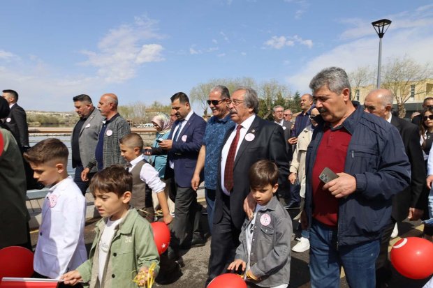 Avanos’ta 23 Nisan Ulusal Egemenlik ve Çocuk Bayramı, Çelenk Sunumu ve Kortej Yürüyüşü ile Başladı