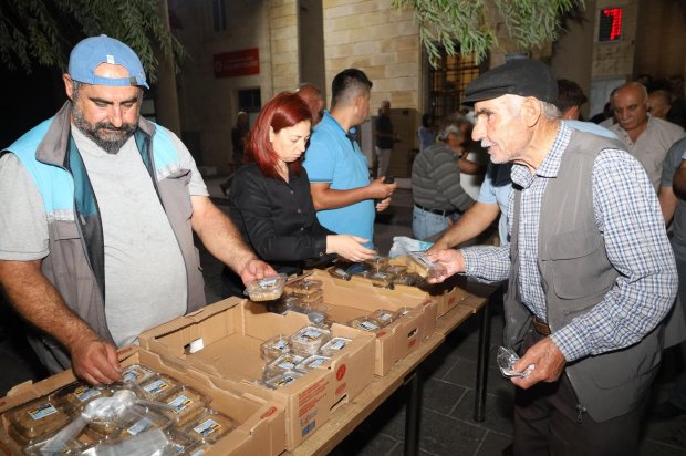 Mübarek Mevlid Kandili vesilesiyle, Belediyemiz Aşevi’nde özenle hazırlanan irmik helvaları, Avanos Şehit Şevket Tekin Merkez Camii’nde hemşehrilerimize ikram edildi.
