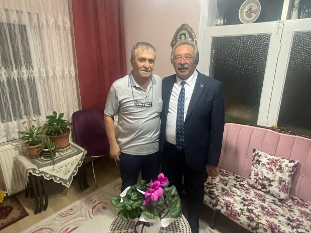 Belediye Başkanımız Sayın Mustafa Kenan Sarıtaş, kıymetli eşi Sayın Cahide Sarıtaş Hanımefendi ile birlikte 24 Kasım Öğretmenler Günü dolayısıyla ilçemizin eğitim hayatına yıllarca emek vermiş, emekli öğretmenlerimizi ziyaret etti.