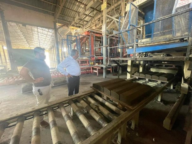Kilit parke ve bordür üretim tesisimizde çalışmalar tüm hızıyla sürüyor. Belediye Başkanımız Sayın Mustafa Kenan Sarıtaş, tesisimizde devam eden üretim faaliyetlerini yerinde inceledi.