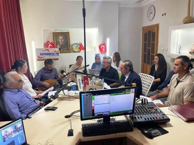 Koro üyelerimiz, Kapadokya FM’de yayınlanan ve Ömer Kavak’ın hazırlayıp sunduğu “Görmeyen Gözler” programına konuk oldular.