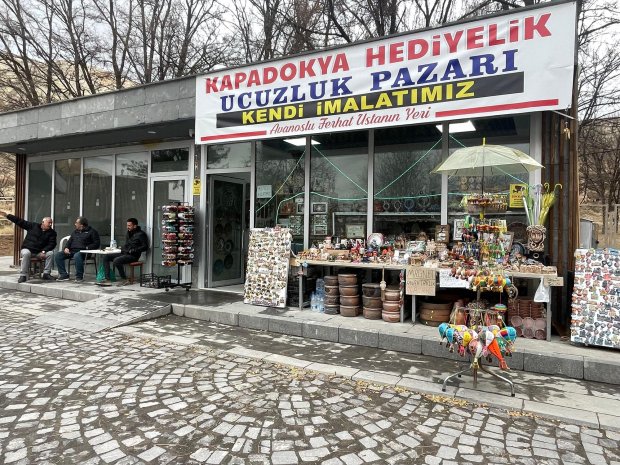 Belediye Başkanımız Sayın Mustafa Kenan Sarıtaş, Zelve’de yapımı tamamlanan ve faaliyete geçen iş yerlerini ziyaret ederek esnaflara hayırlı olsun dileklerini iletti.