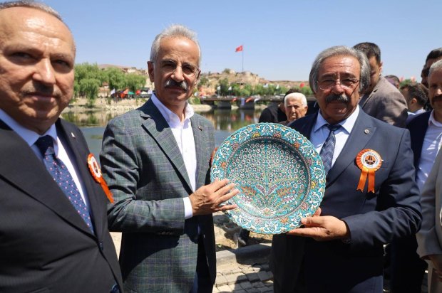 Ulaştırma ve Altyapı Bakanımız Sayın Abdulkadir Uraloğlu’nun katılımlarıyla kapsamlı şekilde restorasyonu tamamlanarak hizmete giren Tarihi Taş Köprümüzün resmi açılışı tören gerçekleştirildi.