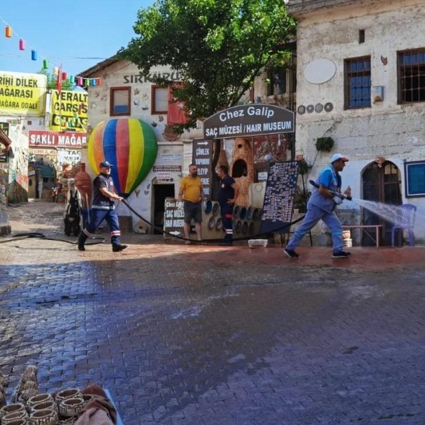 İklim Değişikliği ve Sıfır Atık Müdürlüğü ekiplerimiz Çarşı merkezinde Kurban Bayramı öncesi yıkama çalışması gerçekleştirdi.