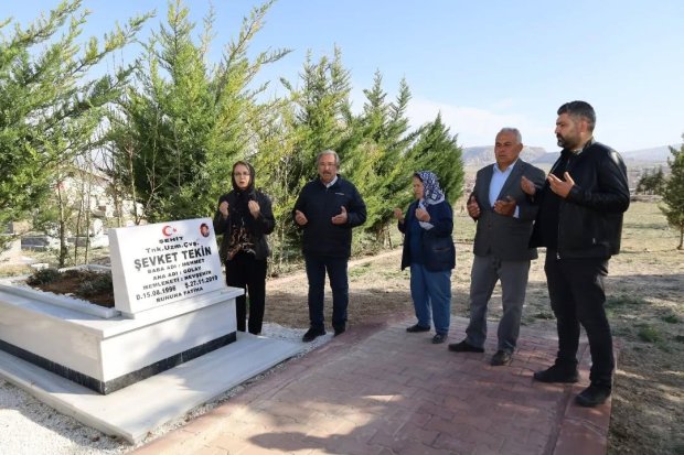TBMM MHP Grup Başkan Vekili ve Nevşehir Milletvekilimiz Sayın Prof. Dr. Filiz Kılıç ve Belediye Başkanımız Sayın Mustafa Kenan Sarıtaş arefe günü kabir ziyaretlerinde bulundular.