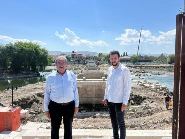 Belediye Başkanımız Mustafa Kenan Sarıtaş, restorasyon süreci hızlı bir şekilde devam eden Tarihi Taş Köprü’müzün çalışmalarını yakından takip ediyor.