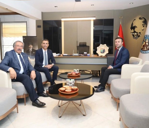 Nevşehir Gençlik ve Spor İl Müdürü Sayın Muhsin Özdemir, İlçe Gençlik ve Spor Müdür V. Sayın Orhan Gazi Elkıran ile birlikte Belediye Başkanımız Sayın Mustafa Kenan Sarıtaş'ı ziyaret etti.