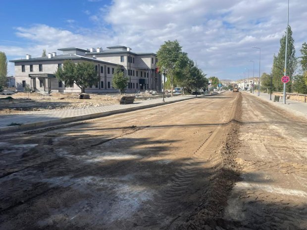 Belediyemiz tarafından Yeni Avanos Hükümet Konağı önündeki caddede yürütülen sıcak asfalt çalışmalarının son gününde, Belediye Başkanımız Sayın Mustafa Kenan Sarıtaş, sahada gösterdikleri yoğun çalışma nedeniyle personele teşekkür mahiyetinde yemek ikramı