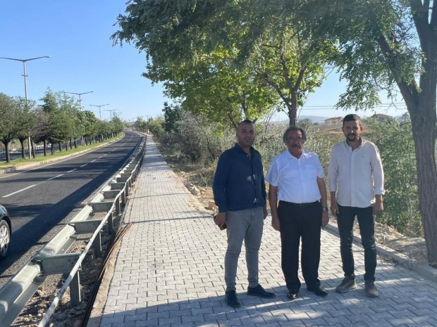 Çevre Yolu Köprüsü ile Karaseki Mahallesi kavşağı arasında yer alan güzergâhta, yolun her iki cephesinde yürütülen kaldırım ve bordür çalışmaları tamamlandı.