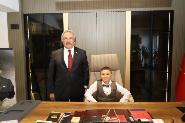 23 Nisan Ulusal Egemenlik ve Çocuk Bayramı kapsamında, Belediye Başkanımız Sayın Mustafa Kenan Sarıtaş, başkanlık koltuğunu sembolik olarak çocuklara devretti.