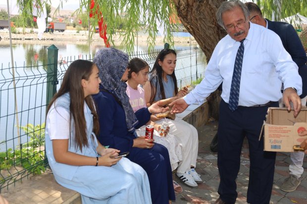 Tarihi Avanos Taşköprümüzün resmi açılış töreni dolayısıyla, Belediye Başkanımız Sayın Mustafa Kenan Sarıtaş'ın özel olarak hazırlattığı aşureler halkımıza ikram edildi.