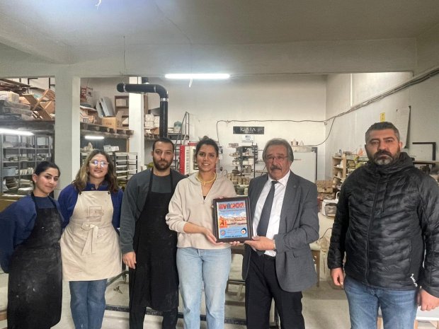 Belediye Başkanımız Sayın Mustafa Kenan Sarıtaş, Türkiye Odalar ve Borsalar Birliği tarafından düzenlenen Türkiye’nin Girişimci Kadın Gücü Yarışması’nda seramik alanında Türkiye birinciliğini kazanan Sayın Hazal Ünsal Coruk'u ve eşi Sayın Erkut Coruk
