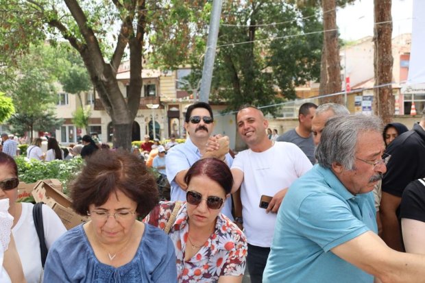 Belediye Başkanımız Sayın Mustafa Kenan Sarıtaş, Muharrem Ayı’nın manevi iklimi dolayısıyla Avanos Çarşı Meydanı’nda vatandaşlarımıza aşure ikramında bulundu.