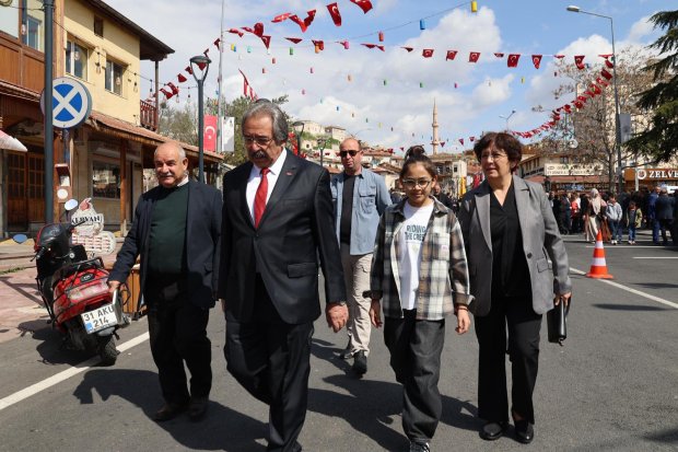 23 NİSAN ULUSAL EGEMENLİK VE ÇOCUK BAYRAMI DOLAYISIYLA ÇELENK TÖRENİ DÜZENLENDİ