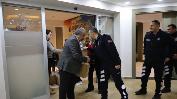 BELEDİYE BAŞKANIMIZ PERSONELLERİMİZİN YENİ YILINI KUTLADI