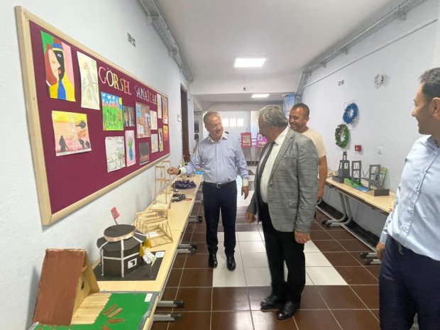 Belediye Başkanımız Sayın Mustafa Kenan Sarıtaş ilçemiz Ahmet Ergün Ortaokulunda düzenlenen bilim şenliğine katıldı.