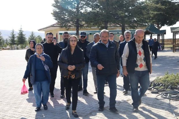 TBMM MHP Grup Başkan Vekili ve Nevşehir Milletvekilimiz Sayın Prof. Dr. Filiz Kılıç ve Belediye Başkanımız Sayın Mustafa Kenan Sarıtaş arefe günü kabir ziyaretlerinde bulundular.