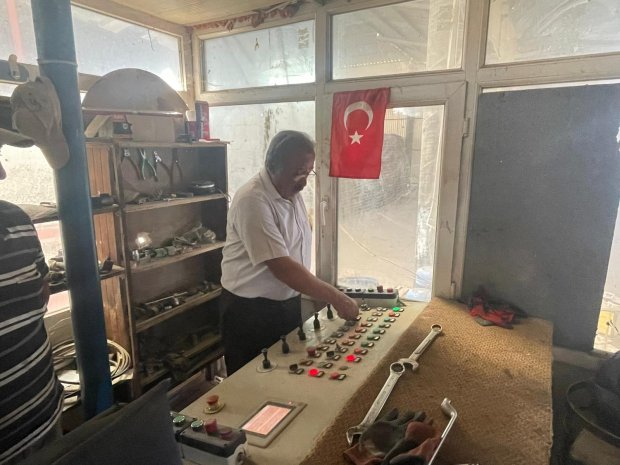 Belediyemize ait Kilit Parke ve Bordür Tesisi, uzun bir aranın ardından Belediye Başkanımız Sayın Mustafa Kenan Sarıtaş’ın girişimleriyle yeniden üretime başladı.