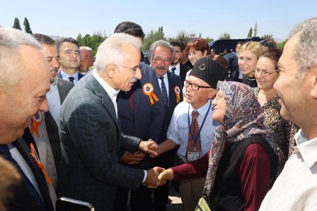 Ulaştırma ve Altyapı Bakanımız Sayın Abdulkadir Uraloğlu’nun katılımlarıyla kapsamlı şekilde restorasyonu tamamlanarak hizmete giren Tarihi Taş Köprümüzün resmi açılışı tören gerçekleştirildi.