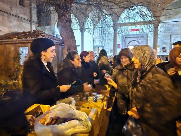 Miraç Kandili dolayısıyla vatandaşlarımıza helva ikram edildi.