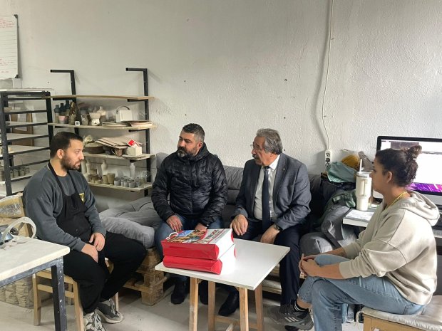 Belediye Başkanımız Sayın Mustafa Kenan Sarıtaş, Türkiye Odalar ve Borsalar Birliği tarafından düzenlenen Türkiye’nin Girişimci Kadın Gücü Yarışması’nda seramik alanında Türkiye birinciliğini kazanan Sayın Hazal Ünsal Coruk'u ve eşi Sayın Erkut Coruk