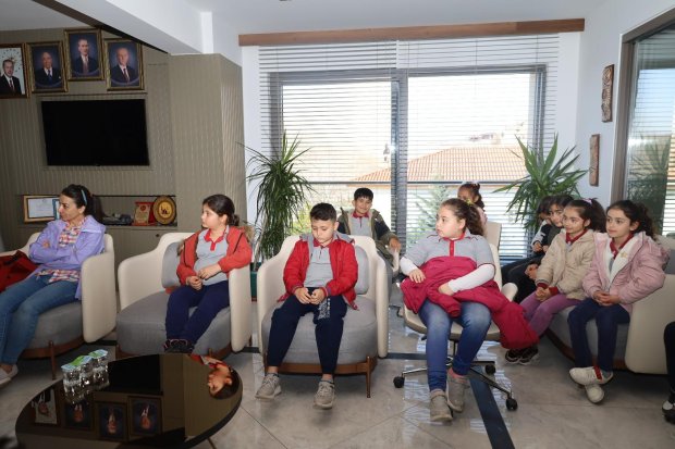 Alaeddin İlköğretim Okulu öğrencileri, Belediye Başkanımız Sn. Mustafa Kenan Sarıtaş’ı ziyaret ettiler.