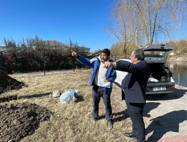 Belediye Başkanımız Sn. Mustafa Kenan Sarıtaş, Avanos İlçe Merkezi Kızılırmak Nehri Taşkın Kontrol Proje hazırlık çalışmaları kapsamında devam eden zemin etüdüne esas sondaj çalışmalarını yerinde inceledi.